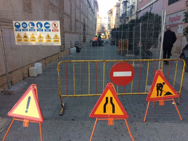Comienza el arreglo de los desperfectos en las calles adoquinadas Santiago, San Ramón, Macario y Raso de Andreo