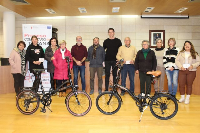 Entregan los premios del sorteo promovido entre los asistentes de las iniciativas enmarcadas en el programa del Diagnóstico Local Participativo
