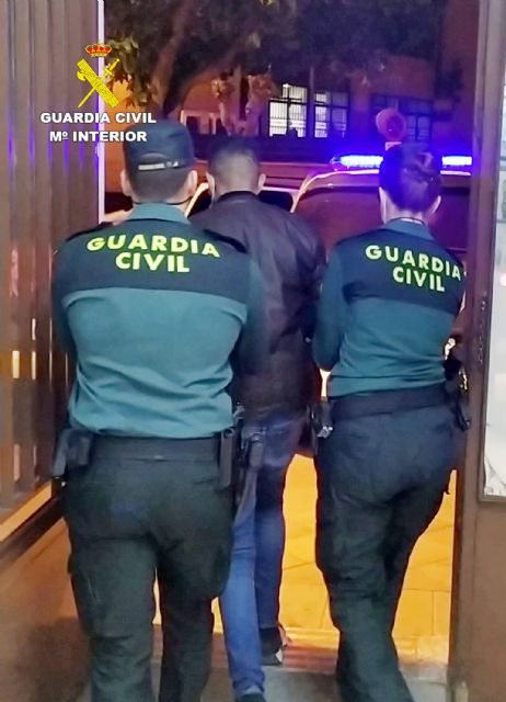 La Guardia Civil detiene en menos de dos horas en Totana a un joven que apuñaló a otro en la cara