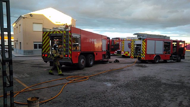 Bomberos extinguen un incendio declarado en una granja de cerdos en Totana