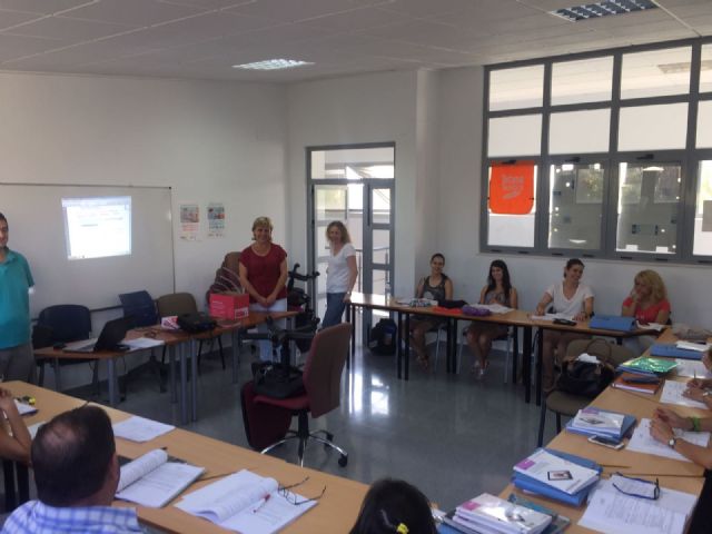 Los 15 participantes en el programa mixto de empleo-formación 'Atención sociosanitaria a personas dependientes en instituciones sociales' realizan un curso de 'Manipulador de alimentos'