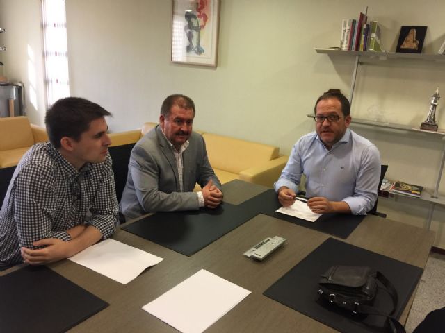 Autoridades municipales se reúnen con el director general de Administración Local