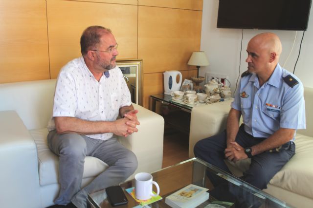 El alcalde recibe al nuevo comandante jefe del Mando Aéreo de Combate del EVA-13, Jacinto Alarcón Cervantes, quien tomó posesión de su cargo el pasado mes de agosto