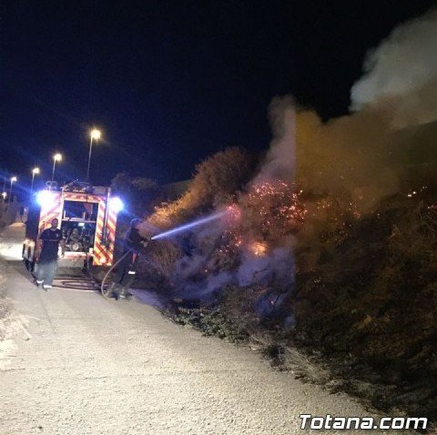 Bomberos y Policía Local de Totana sofocan un incendió junto a la Variante Norte en la zona de La Costera