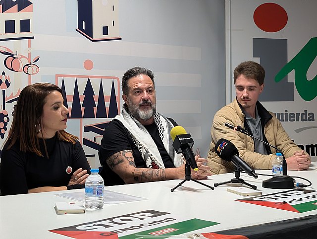 Manu Pineda participa en un acto por Palestina en Totana denunciando el genocidio y la complicidad internacional