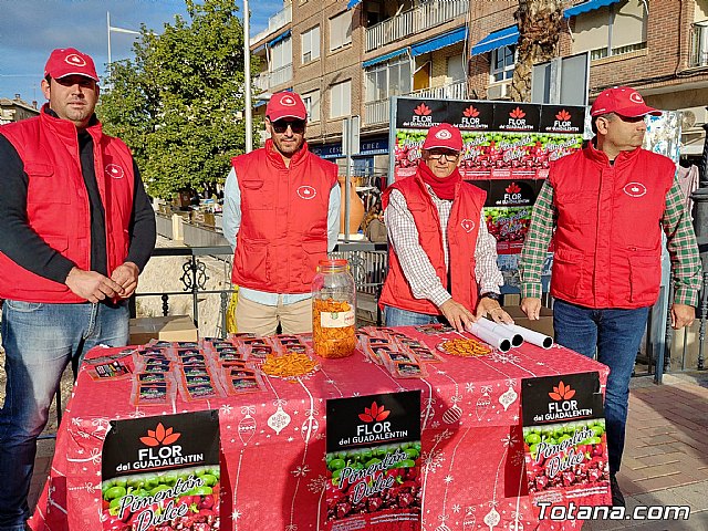 Reparten 2000 muestras de 50 grs. de pimentón totalmente gratis entre los asistentes al mercadillo semanal