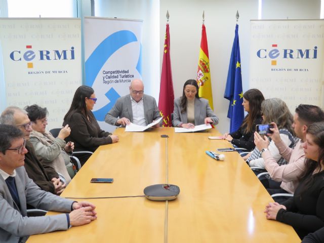 El Gobierno regional refuerza su compromiso con un turismo accesible con la firma de un convenio entre Turismo y el CERMI