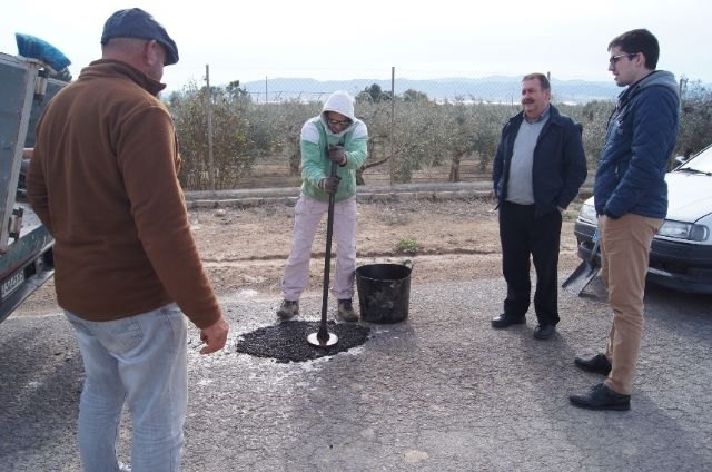 Realizan trabajos se parcheo en más de 30 kilómetros de la red de caminos rurales de Totana