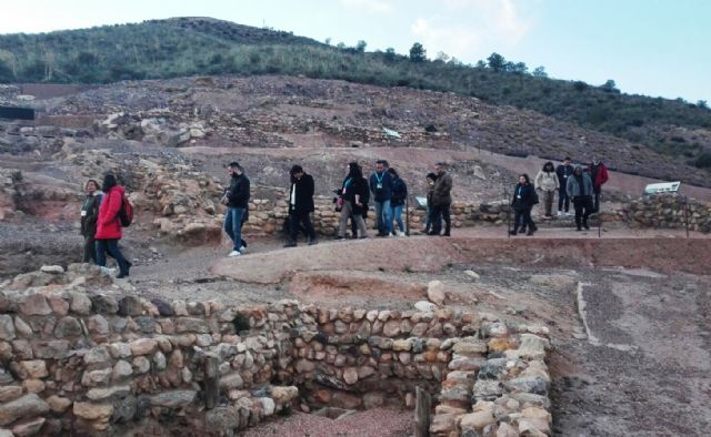 Profesionales de la Asociación de Guías Oficiales de la Región de Murcia visitan el yacimiento argárico de La Bastida