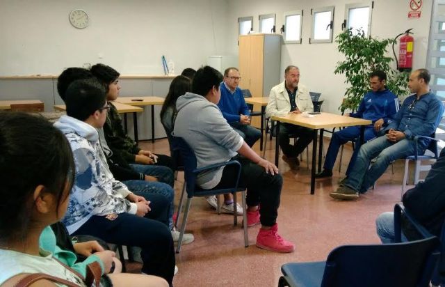 Autoridades municipales se reúnen con los usuarios de la pista polideportiva de la Era Alta