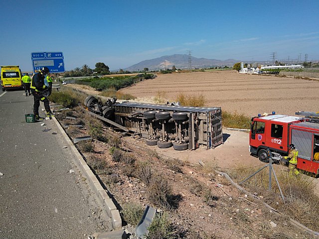 Sanitarios atienden y trasladan al conductor de un camión accidentado en la A-7 y a dos agentes de la Guardia Civil