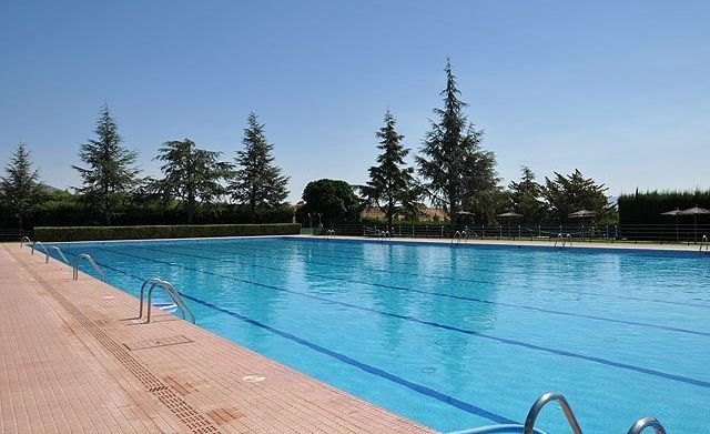El alcalde se niega a debatir en pleno la apertura de las piscinas municipales para este verano y la desinfección y limpieza de solares
