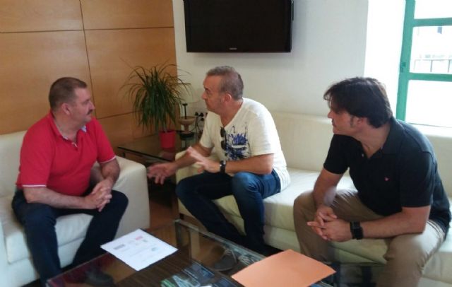 El equipo directivo del IES 'Juan de la Cierva y Codorniú' hace entrega al alcalde de la Memoria del Bachillerato Internacional correspondiente al curso 2016/2017