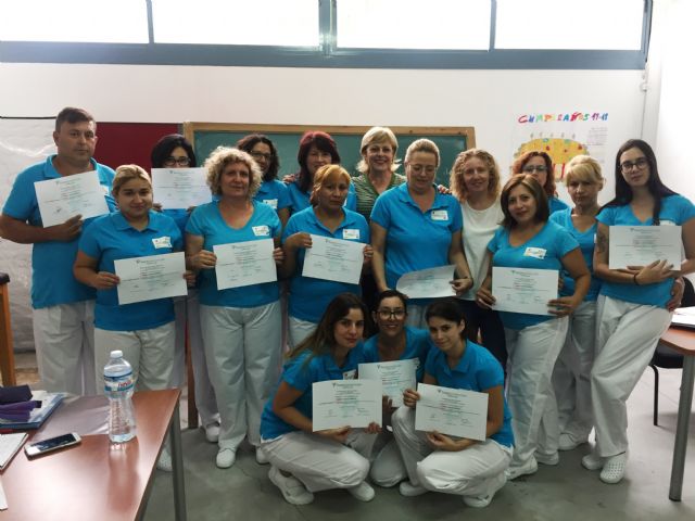 Alumnos del programa de 'Atención sociosanitaria a personas dependientes en instituciones sociales' reciben sus diplomas del Curso de Manipulador de Alimentos