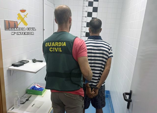 La Guardia Civil detiene a un violento delincuente que asaltó a cuatro personas en Totana