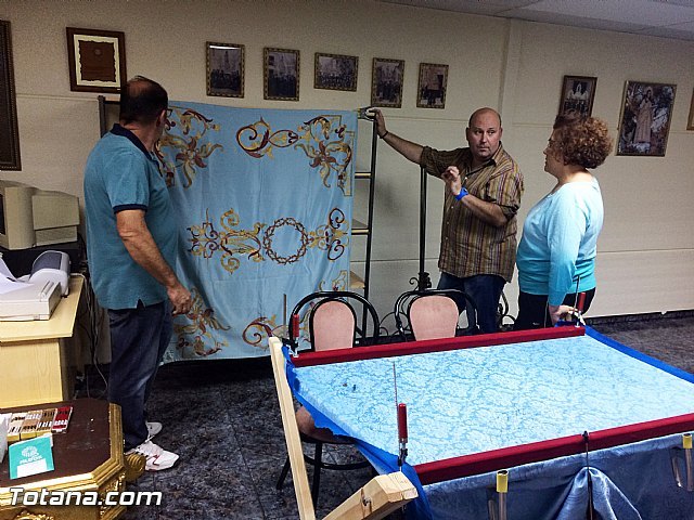 Presentación de materiales y explicaciones varias para afrontar los primeros pasos del bordado de la bandera.