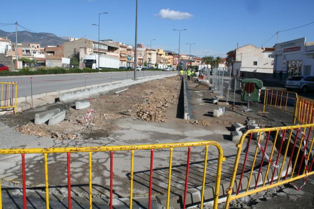 Continúan a buen ritmo las obras de colocación y revestimiento de aceras en un tramo de más de 100 metros de la avenida Juan Carlos I
