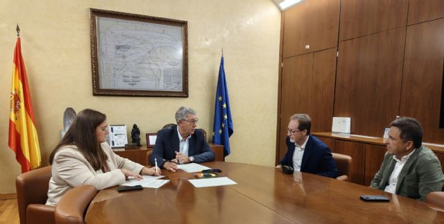 La CHS analiza con empresarios de campos de golf los plazos para garantizar el suministro de agua desalada de la planta de Valdelentisco