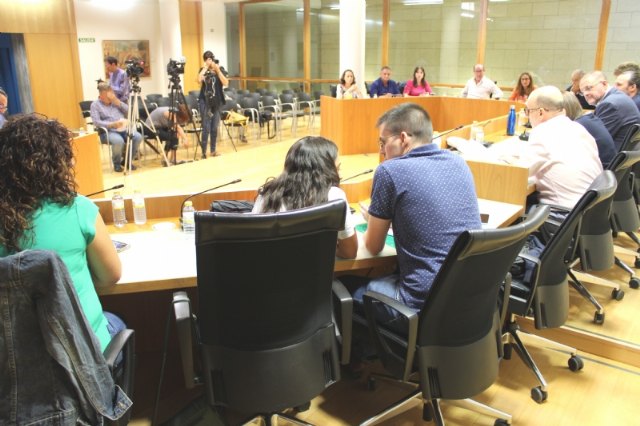 El Pleno municipal celebra su última sesión ordinaria del año con un total de veinte puntos en el orden del día