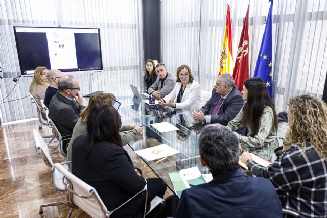 El Gobierno regional presenta un servicio de atención personalizada para mayores de 60 años