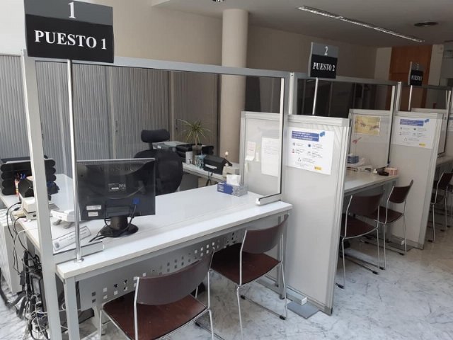 El Ayuntamiento instala mamparas de protección en los puntos donde se preste la atención al público para evitar el contacto y posibles contagios por coronavirus