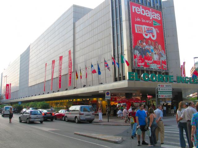 Los alumnos del 'Curso Actividades Administrativas en la relación con el Cliente' realizan una visita didáctica a 'El Corte Inglés' en Murcia
