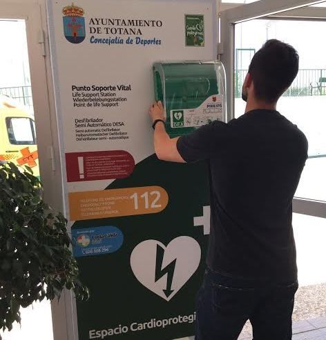 Quedan instalados los espacios cardioprotegidos con desfibriladores en todas las instalaciones deportivas municipales de Totana