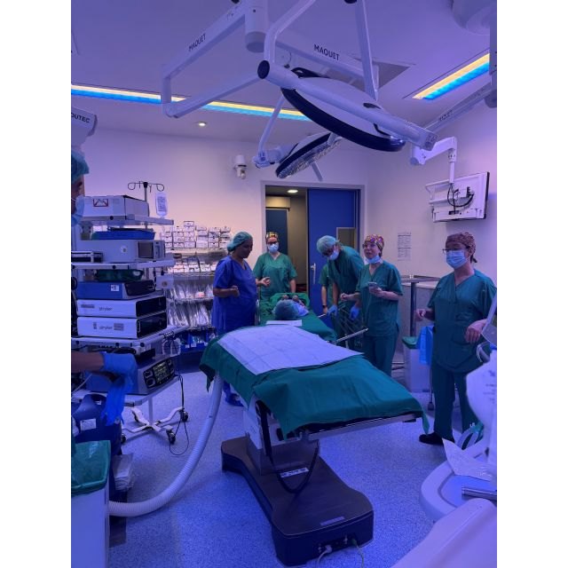 El hospital Santa Lucía permite que los padres acompañen a sus hijos en el quirófano pediátrico como impulso a una cirugía más humana