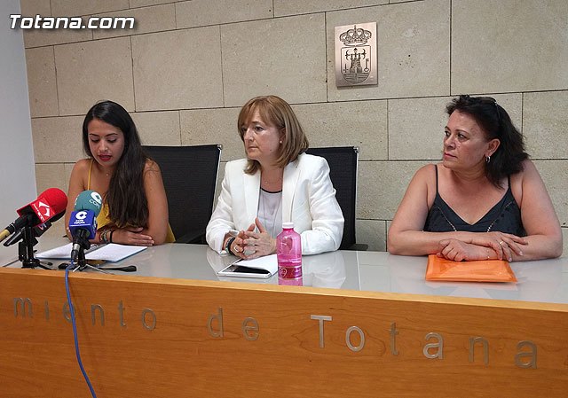 Recogen ya unas 700 firmas para solicitar a la Consejería de Sanidad que restituya el horario del Consultorio de El Paretón-Cantareros este verano