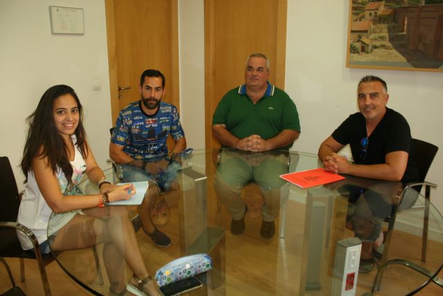 Responsables del nuevo Club Escuela de Fútbol Base Olímpico de Totana se reúnen con la concejala de Deportes