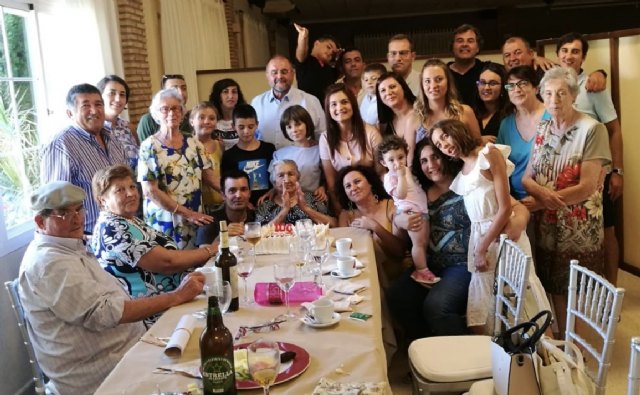 La familia de Juana Pérez Martínez rinde un homenaje al cumplir un siglo de vida y ser la XIII persona que supera los 100 años en el Municipio de Totana