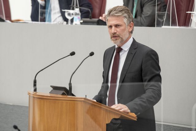 Martínez-Carrasco: 'El Gobierno regional cumple su compromiso de comenzar el curso con todas las vacantes de profesores adjudicadas, por más que el PSOE se empeñe en ponerlo en duda'