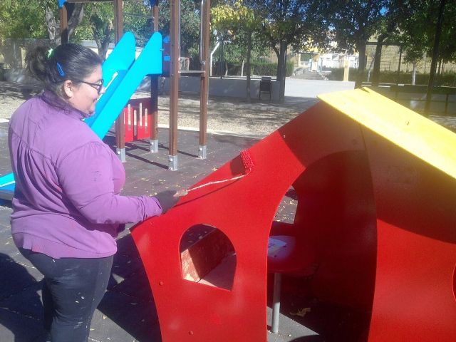 Desarrollan un ambicioso plan de choque de limpieza de cunetas en caminos rurales y arreglo de las áreas de juegos infantiles en parques y jardines