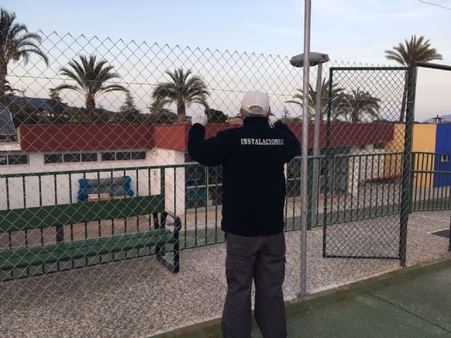 Acometen trabajos de renovación del vallado perimetral en las dos pistas de tenis del Polideportivo Municipal '6 de Diciembre'