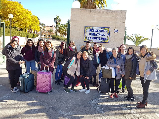 El alumnado de 2º de Grado Medio de Peluquería del IES Prado Mayor visitan la Residencia de «La Purísima»