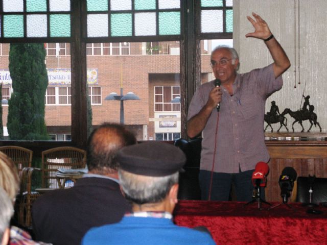 Numeroso público en la conferencia 'Totana en el XX: Un siglo de crisis, un presente de cambios', del psicólogo Alfonso Cayuela