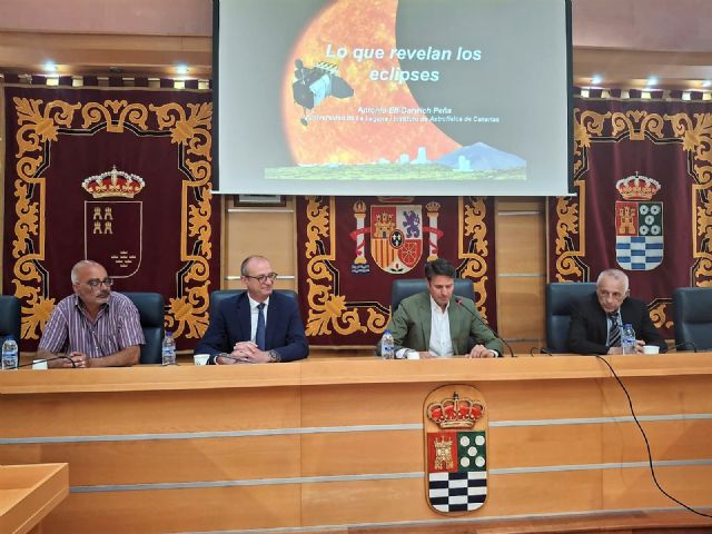 La Fundación de Estudios Médicos acerca el fenómeno de los eclipses solares al alumnado de la Región