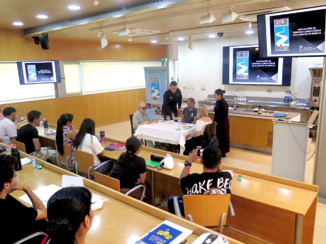 Los alumnos del Centro de Cualificación Turística se forman para ofrecer un servicio más inclusivo a personas con discapacidad visual y auditiva en establecimientos hosteleros