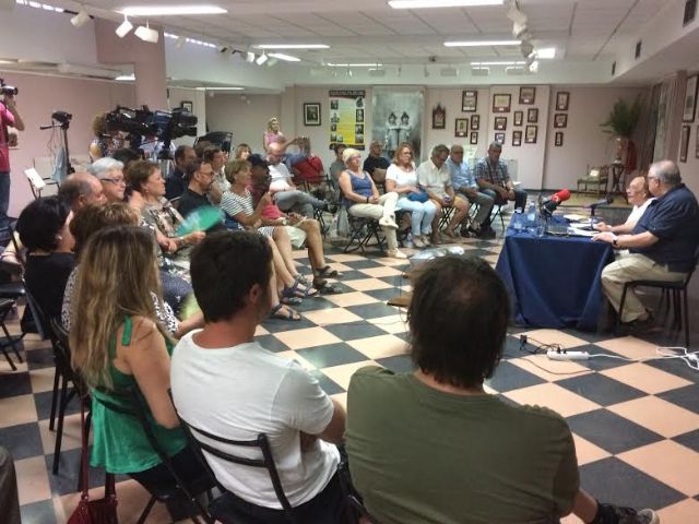 Gran aceptación de la charla que ofreció el fotógrafo Juan Manuel Díaz Burgos sobre la trayectoria y labor artística del polifacético Fernando Navarro