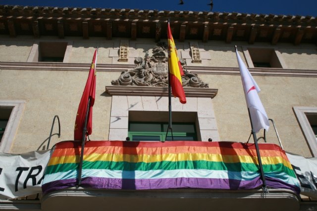 Se coloca la bandera “Arcoiris” en el balcón del Ayuntamiento de Totana para escenificar el apoyo institucional al Colectivo LGTBI