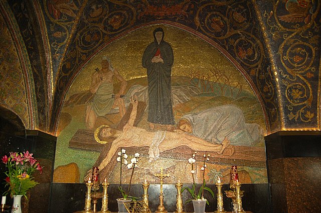Basílica del Santo Sepulcro de Jerusalén. Mosaico sobre el Altar que representa el momento en el que Jesús fue clavado a la Cruz, y en el que encontramos a María Magdalena antes de que esta fuese elevada.