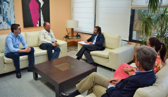 Autoridades municipales se reúnen con el consejero de Fomento e Infraestructuras