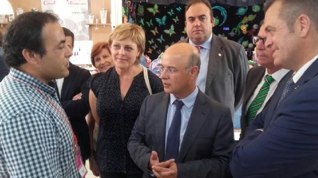 La concejal de Artesanía asiste al acto de inauguración de la 33ª edición de la Feria de Artesanía de la Región de Murcia (FERAMUR)