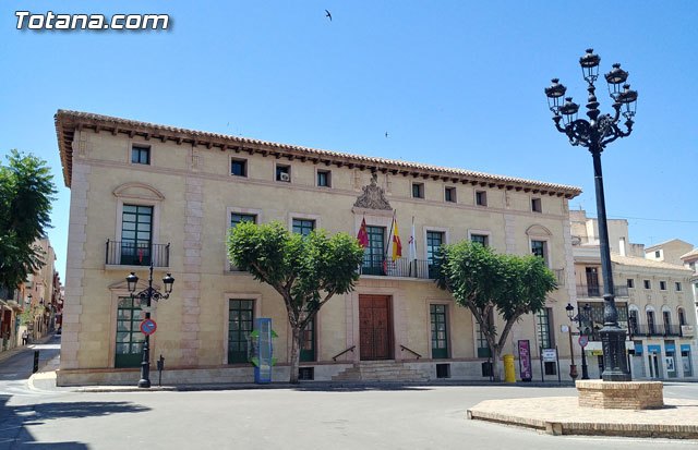 La fachada principal del Ayuntamiento se iluminará de color verde este próximo fin de semana con motivo del Día Nacional de la Artritis