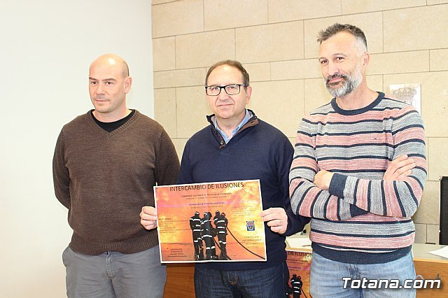 El Parque de Bomberos de Totana-Alhama promueve la I Campaña de Recogida de Alimentos bajo el título 'Intercambio de ilusiones'