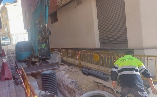 Continúan las obras de renovación de las redes de agua potable y adoquinado en la calle Emilio Mora