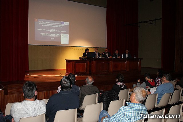 Más de medio centenar de afectados participaron en la charla informativa sobre las ayudas en cultivos con estructuras de protección dañados por el último temporal de nieve