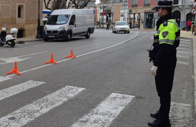 La Policía Local informa a los peones agrícolas de las medidas para evitar el riesgo de contagio en los desplazamientos a sus lugares de trabajo