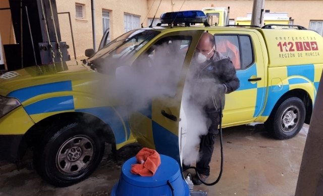 Desinfectan, en profundidad y de forma desinteresada, toda la flota de vehículos de Policía Local y Protección Civil de Totana