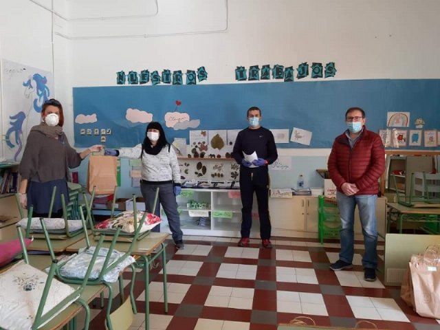 Educación y voluntarios de Protección Civil coordinan la entrega de libros y material escolar para el tercer trimestre del curso escolar